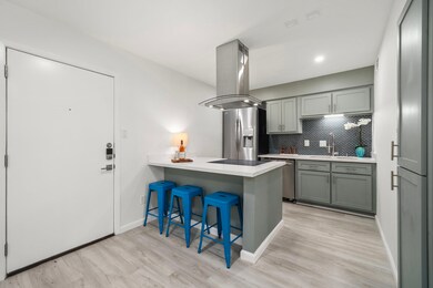 [Kitchen] The fully updated kitchen features new c