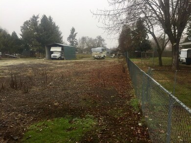 811 Lawnsdale Rd, Medford, OR 97504 - photo 2