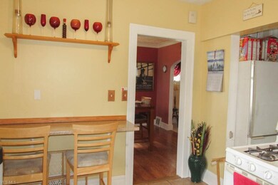 Breakfast bar in the kitchen.