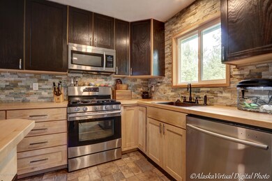 Kitchen W/Stacked Stone Backsplash