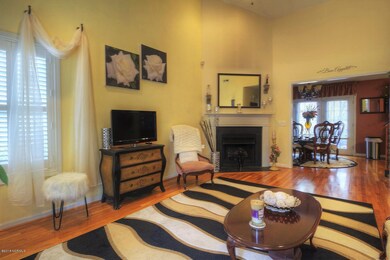 1960 Pinehurst Rd-large-004-34-Living Ro