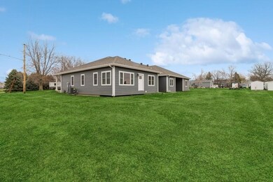 2389 N 10th Ave E, Newton, IA 50208 - photo 3