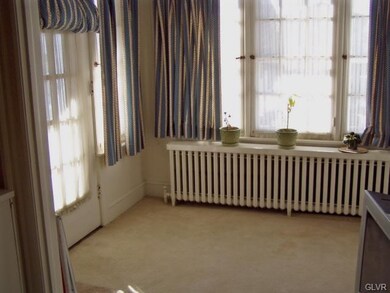 Cheerful enclosed entry area, ideal  to relax and 