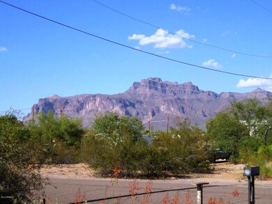 0e Superstition Mountain Views!