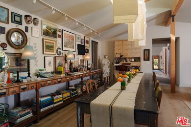Commercial Space/Living Room