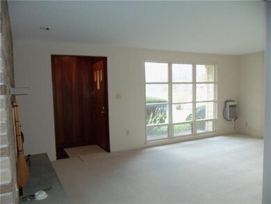 Living Room/Freshly Painted/All new Carpet Through