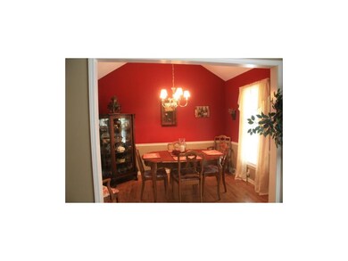 DINING ROOM WITH VAULTED CEILINGS AND HARDWOOD FLO