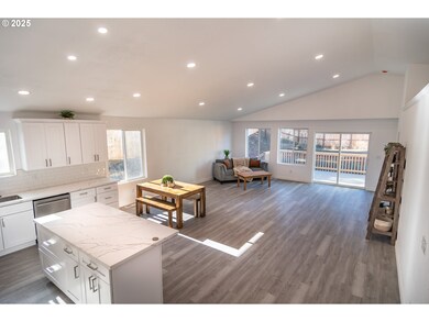 910 NE Leon Ave, Myrtle Creek, OR 97457 - photo 3