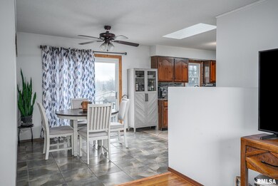 2431 W 60th St, Davenport, IA 52806 - photo 7