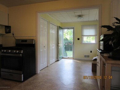 eat-in kitchen