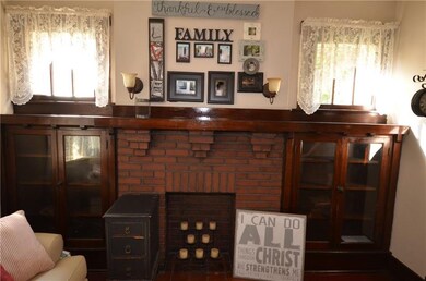 LIVING ROOM DECORATIVE FIREPLACE, WITH MANTEL AND 