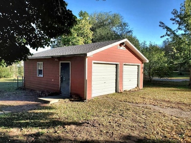 811 Matthew St, Concordia, KS 66901 - photo 2