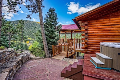 Side Deck w/ Hot Tub
