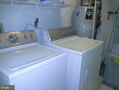 8202 Crossbrook Ct unit B, Lorton, VA 22079 - photo 6