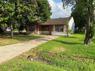 822 E 42nd St, Houston, TX 77022 - photo 2