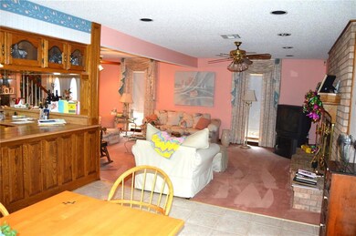 Another view of the breakfast area looking back to den!