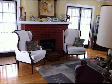 Living Room This area leads to the sunporch having