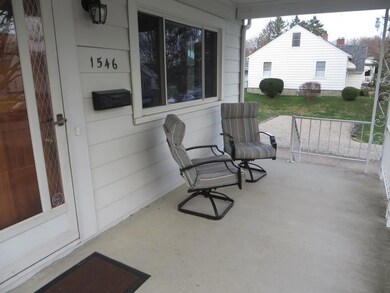 06 Covered front porch