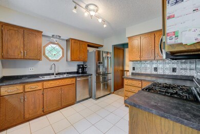 Granite counter tops, stainless steel appliances, 