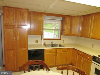 155 Meadowcreek Dr S, Chambersburg, PA 17202 - photo 4