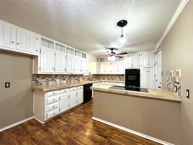 613 W Redbud Dr, Hurst, TX 76053 - photo 6