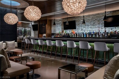 Palms Place poolside bar