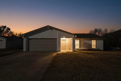 733 Woodcrest Dr, Grand Prairie, TX 75052 - photo 2
