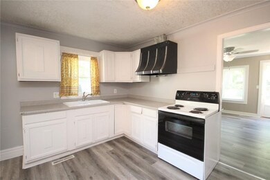 216 E Leland Ave, Des Moines, IA 50315 - photo 3