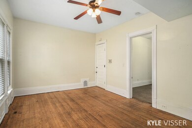 3 bed unit living