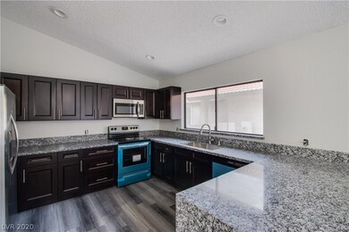 Gourmet Kitchen w/ Soft Close Cabinets, New Granit