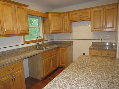 122 Franklin Dr, Hawley, PA 18428 - photo 2