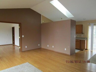 Living room w/vaulted ceilings