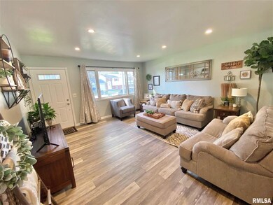 766 W 43rd St, Davenport, IA 52806 - photo 4