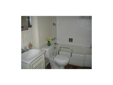 upstairs full bath with walk-in closet
