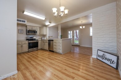 Kitchen & Dining