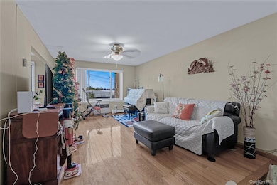 15405 Riverside Dr unit 12B, Whitestone, NY 11357 - photo 3