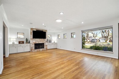 Living room with gorgeous picture window - light &