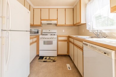 551 Hildreth St unit 9, Dracut, MA 01826 - photo 4