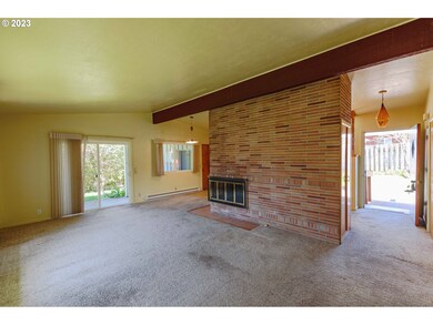 Living Room/Entrance