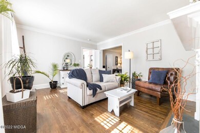 2431 Carlton Way 8