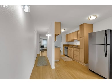 5602 S Riverside Ln unit 8, Portland, OR 97239 - photo 2