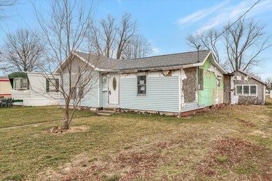 812 E Overton St, Tuscola, IL 61953 - photo 2