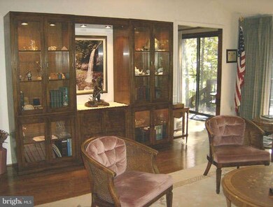 4905 Oakcrest Dr, Fairfax, VA 22030 - photo 6