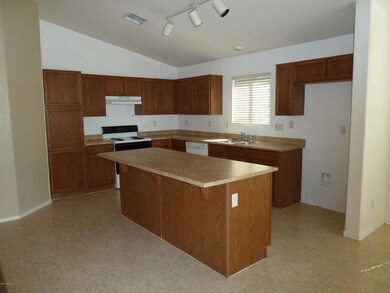 Kitchen w/Island Bar