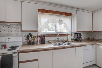 22 Greenlay St, Nashua, NH 03063 - photo 6