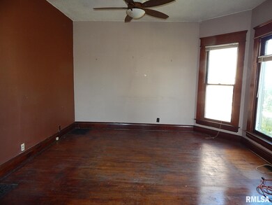 229 E Locust St, Davenport, IA 52803 - photo 7