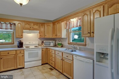 202 Barnett St, New Bloomfield, PA 17068 - photo 2