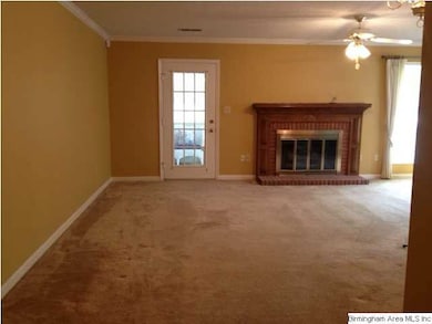 Spacious Living Room with Fireplace (Gas Logs)