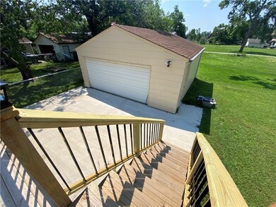 707 N 8th Ave E, Newton, IA 50208 - photo 3