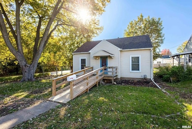 2103 W High St, Davenport, IA 52804 - photo 2